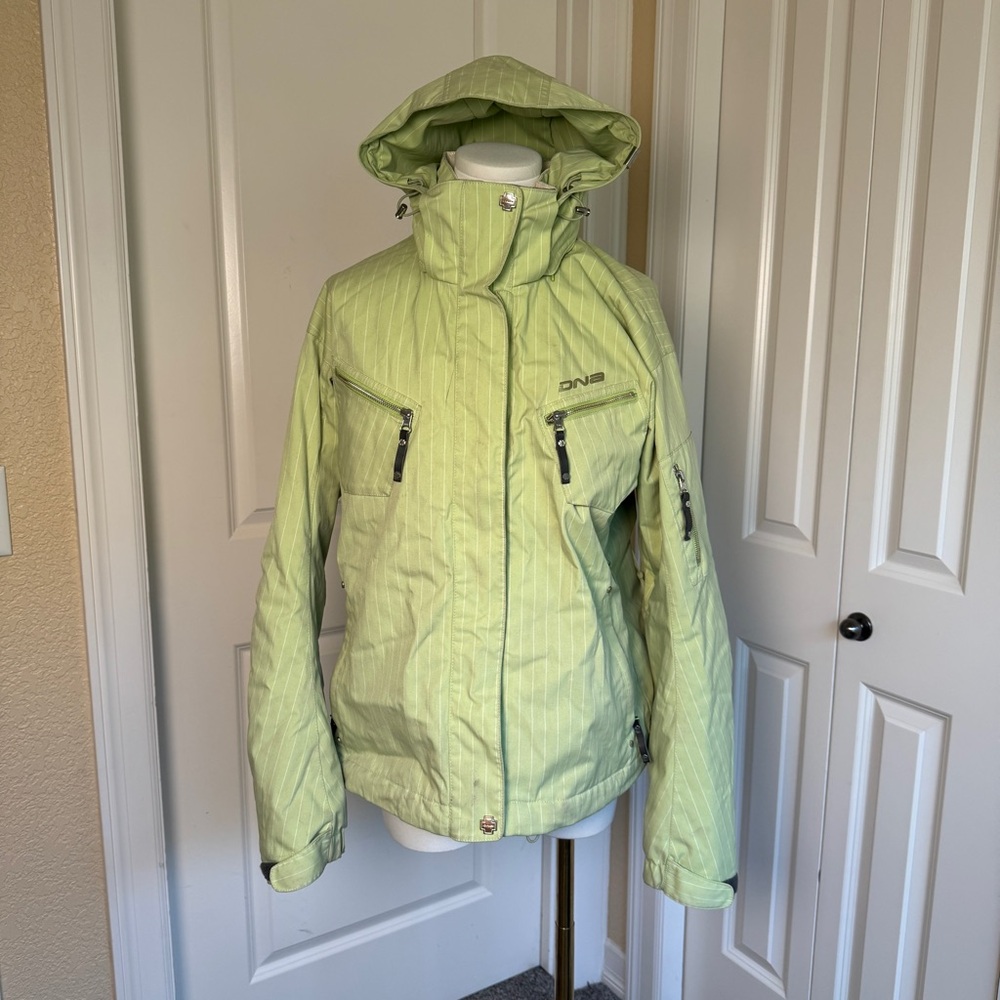 Descente DNA Women’s Ski Jacket Green Pinstripe Size 12 US Insulated Hooded